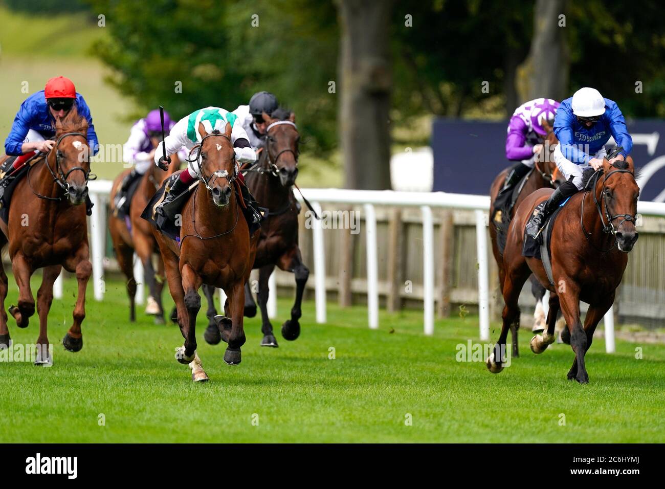 Oisin Murphy Riding Youth Spirit (stella bianca/verde) vince il bet365 British EBF Maiden Stakes durante il secondo giorno del Moet and Chandon July Festival presso l'ippodromo di Newmarket. Foto Stock