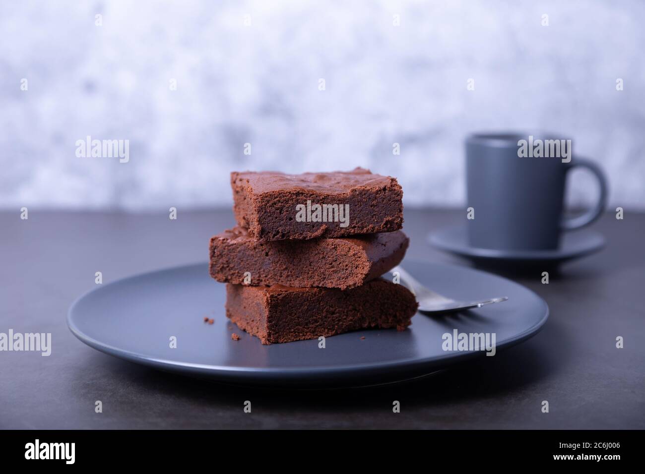 Torta brownie. Dessert al cioccolato fatto in casa. Una famosa torta al cioccolato fondente. Primo piano. Foto Stock