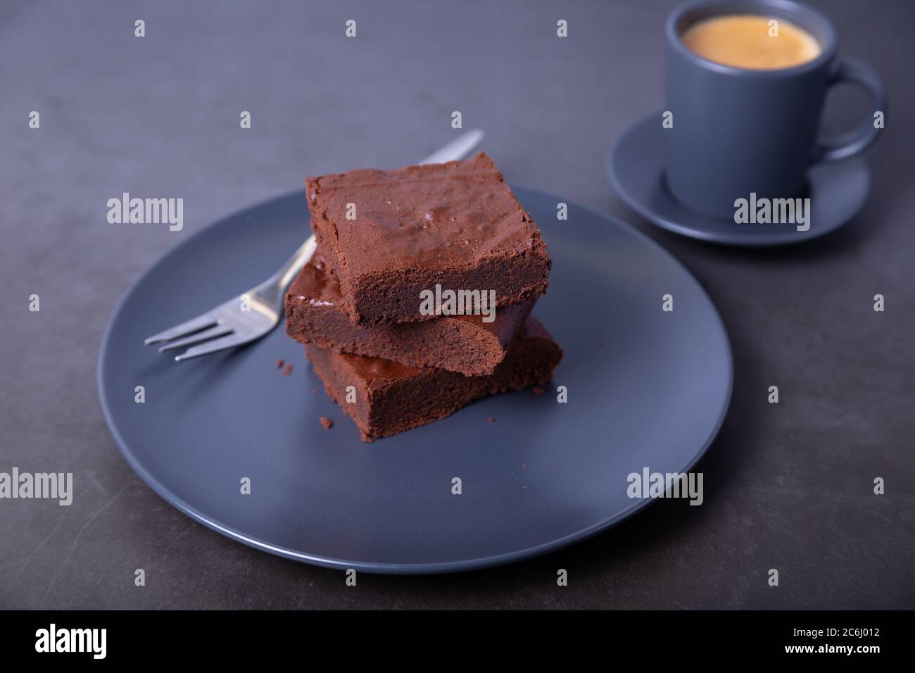Torta brownie. Dessert al cioccolato fatto in casa. Una famosa torta al cioccolato fondente. Primo piano. Foto Stock