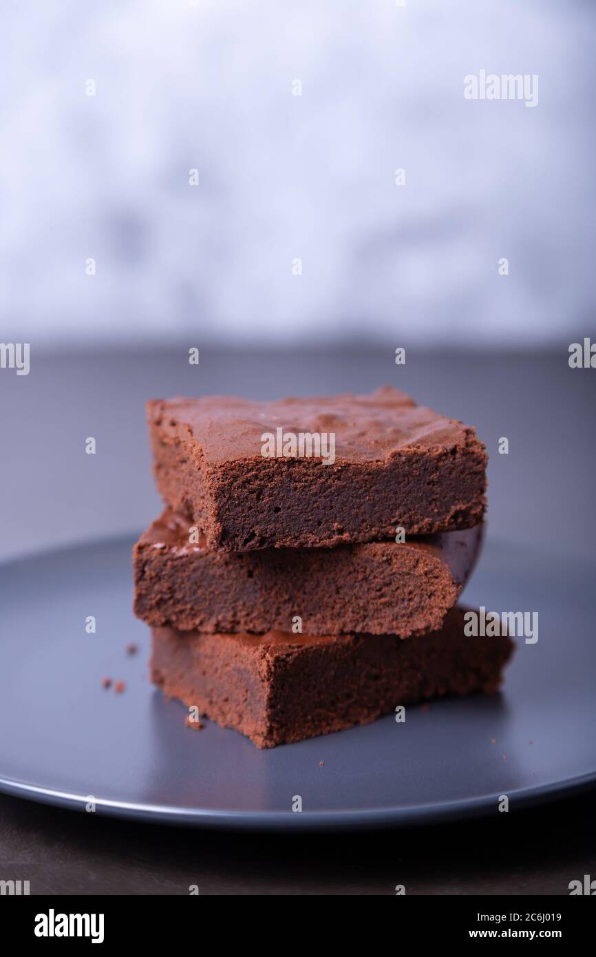 Torta brownie. Dessert al cioccolato fatto in casa. Una famosa torta al cioccolato fondente. Primo piano, posiziona il testo. Foto Stock