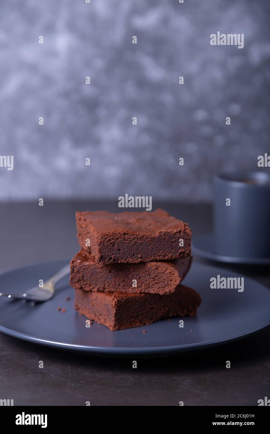Torta brownie. Dessert al cioccolato fatto in casa. Una famosa torta al cioccolato fondente. Primo piano, posiziona il testo. Foto Stock