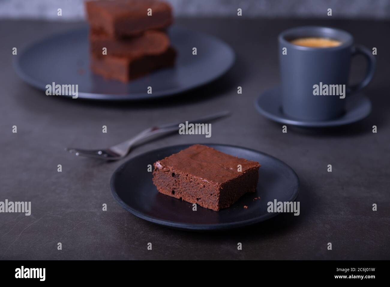 Torta brownie. Dessert al cioccolato fatto in casa. Una famosa torta al cioccolato fondente. Primo piano. Foto Stock
