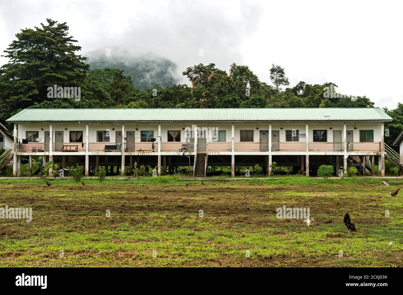 Una casa di risistemazione promossa dal governo per un progetto di reinsediamento per il popolo indigeno Penan in un villaggio di Penan vicino al fiume Melinau, Sarawak, Borneo, Foto Stock