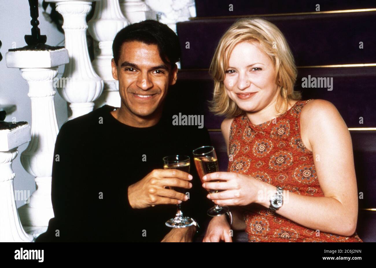 Michael Dierks und Diana Staehly, beide Schauspieler, genießen ein Glas Sekt, Deutschland 1999. Foto Stock
