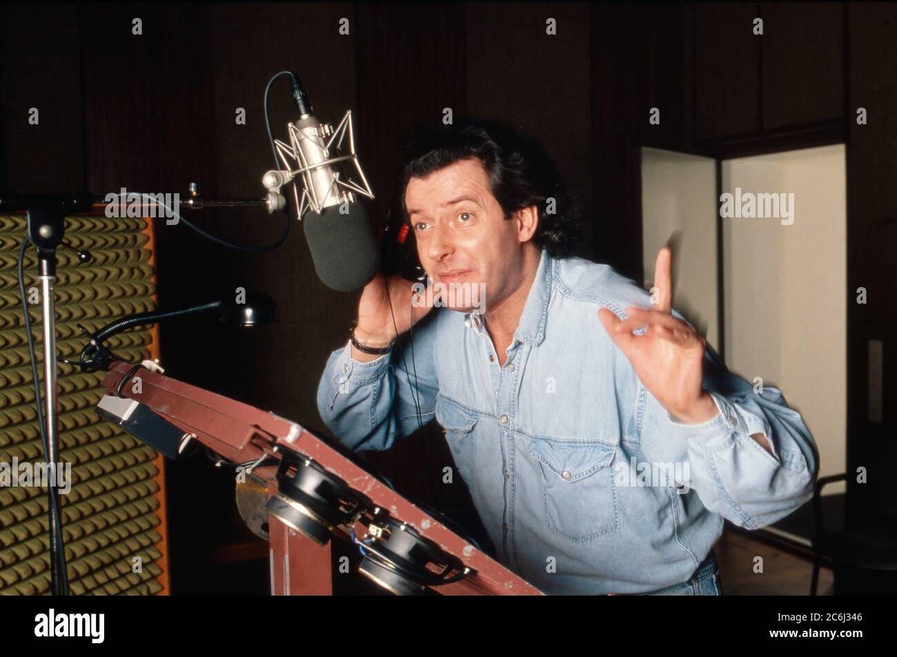 Kay Sabban, deutscher Schauspieler, im Tonstudio di Amburgo, Germania 1990. Foto Stock