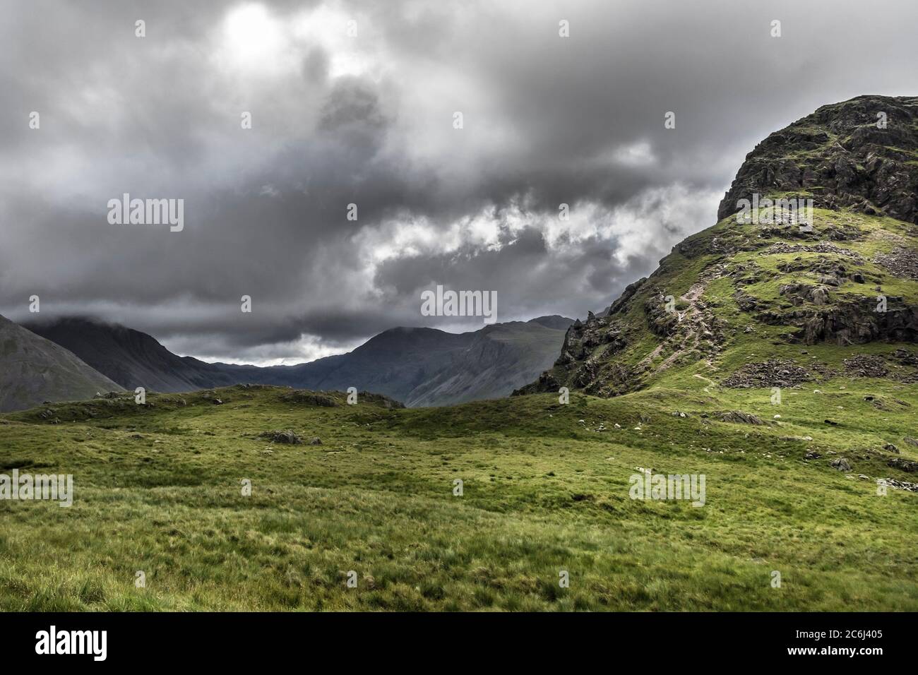 Cieli stormy su STY Head Pass, vista dalle pendici inferiori di Yewbarrow a Dore Head, Wasdale, Lake District, Cumbria, Regno Unito Foto Stock