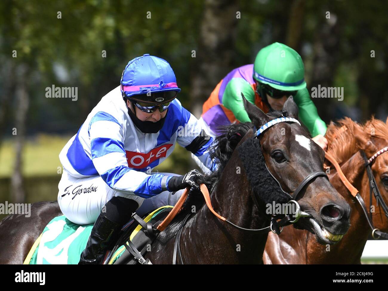 Mascherato identità e Josephine Gordon vincere la promessa di prezzo a bett365 handicap durante il giorno due del Moet e Chandon Festival luglio presso l'ippodromo di Newmarket. Foto Stock