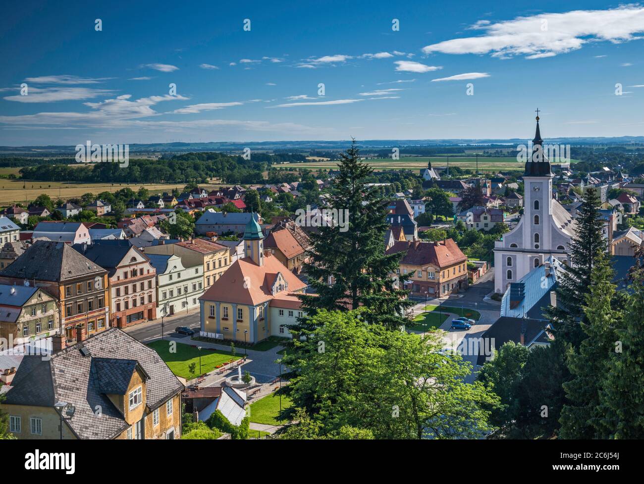 Città di Javornik, vista dal castello Jansky vrch (Johannesberg), Slesia Ceca, Olomouc Regione, Repubblica Ceca Foto Stock