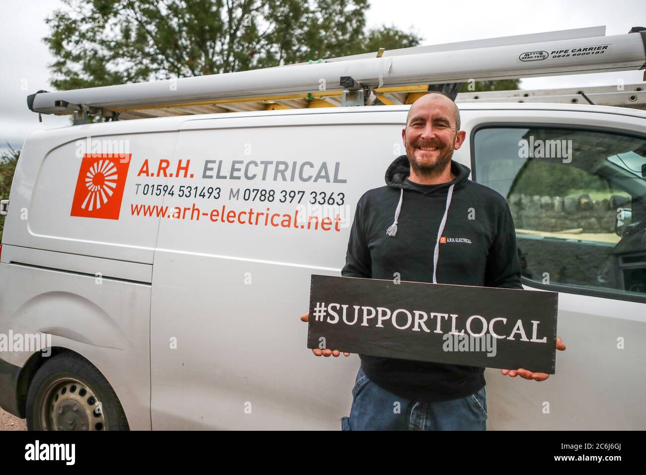 Alan Herbert - ARH Electrical. Elettricista locale. Foto Stock