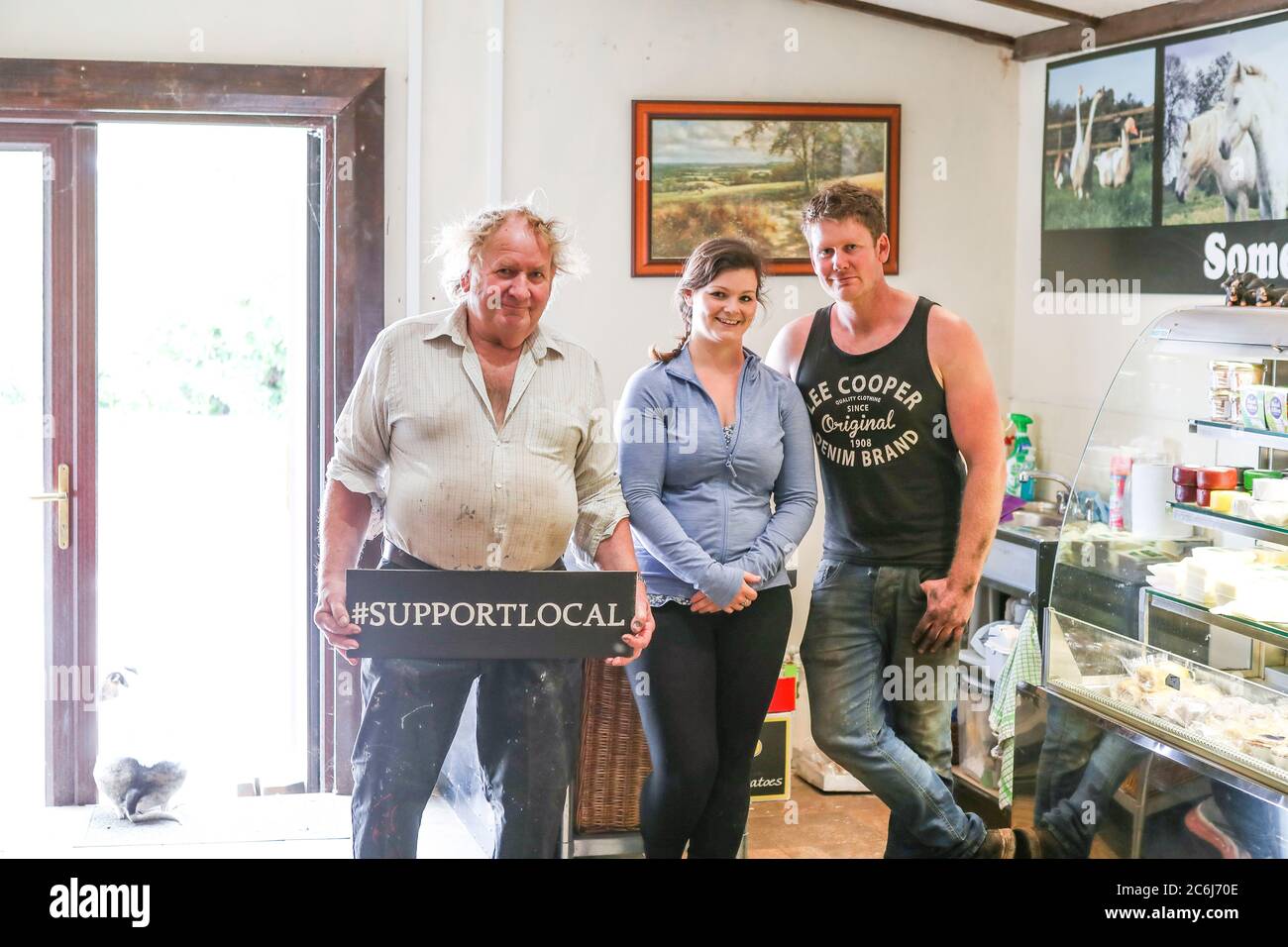 John, Amber e Rob - Cowshill Farm Shop, Cowshill Farm prodotti locali. Un vero e proprio negozio di fattoria in una fattoria, con animali Foto Stock