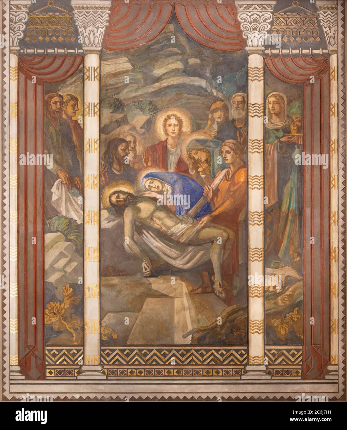 BARCELLONA, SPAGNA - 3 MARZO 2020: L'affresco di deposizione (Pietà) nella chiesa Parroquia Santa Teresa de l'Infant Gesù di Francisco Labarta. Foto Stock
