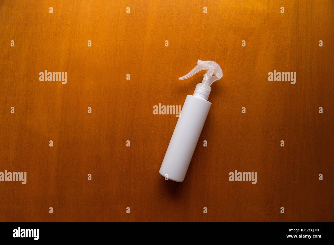 concetto sanitario epidemico. Primo piano spruzzatura antibatterica o igienizzante Spray alcol 70% su legno sfondo. Foto Stock