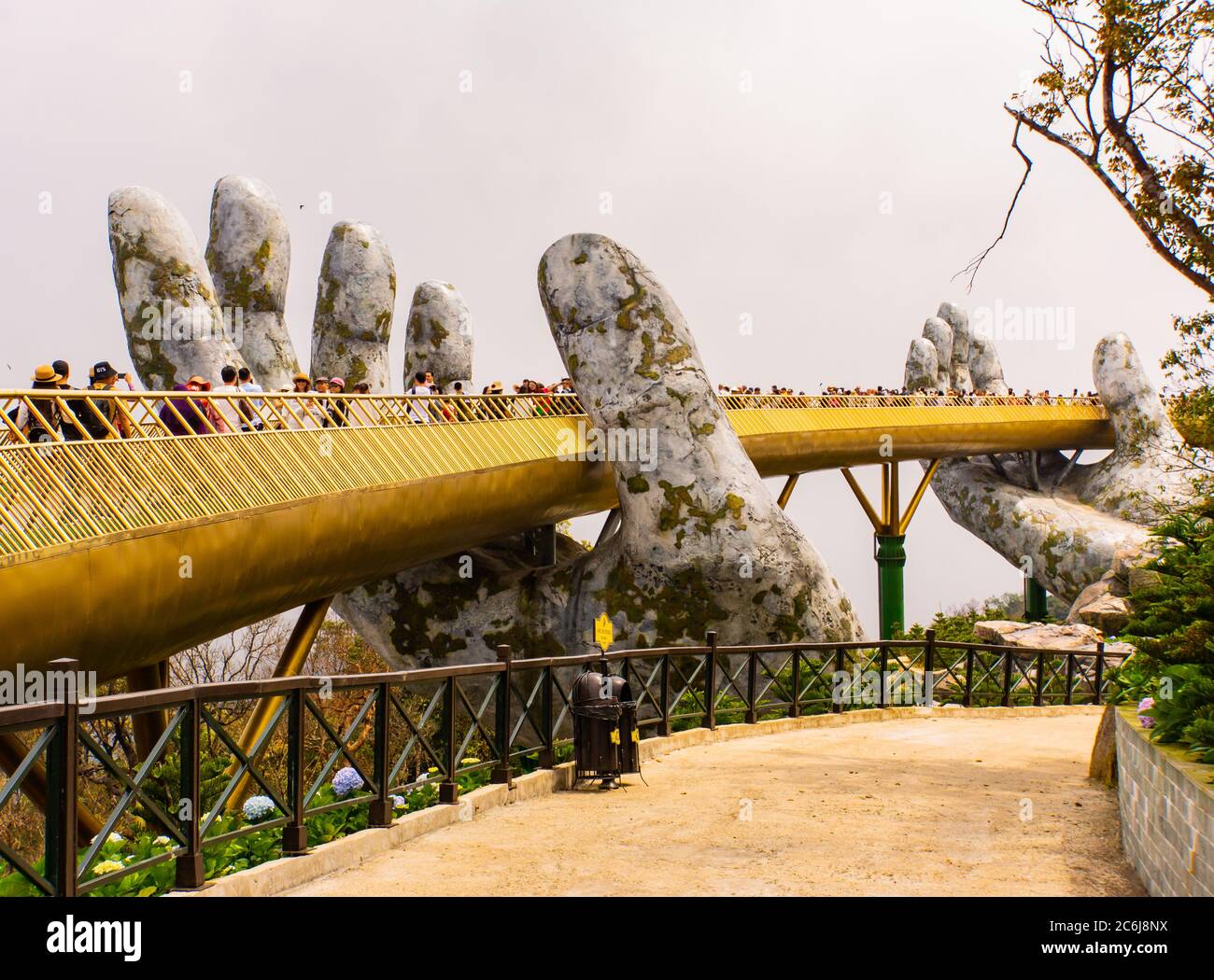 BA Na Hills, Danang/Vietnam-02/25/2019: Il ponte d'oro di nuova apertura, sostenuto da un paio di mani giganti alla cima di Ba Na Hills Foto Stock