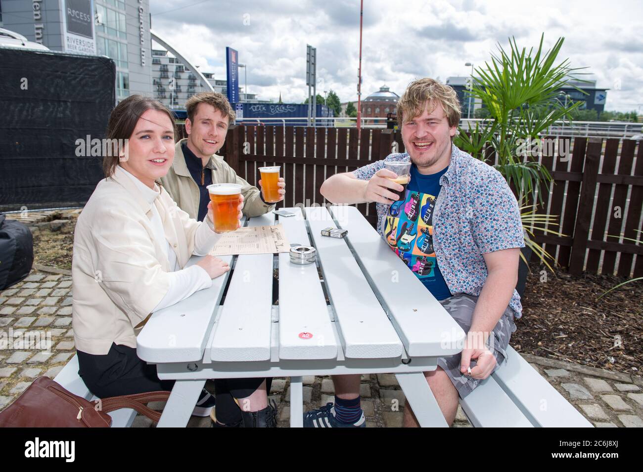 Glasgow, Scozia, Regno Unito. 10 luglio 2020. Nella foto: Potrai rilassarti e sorseggiare un drink pomeridiano e uno spuntino al Cranside Kitchen, nella regione di Finnieston a Glasgow. Le persone si vestono per l'occasione di brindare un drink l'uno all'altro e godere a vicenda compagnia, condividere storie e godere di una risata insieme al sole del pomeriggio in preparazione per iniziare il fine settimana. Credit: Colin Fisher/Alamy Live News Foto Stock