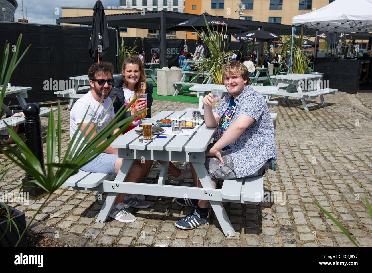 Glasgow, Scozia, Regno Unito. 10 luglio 2020. Nella foto: Potrai rilassarti e sorseggiare un drink pomeridiano e uno spuntino al Cranside Kitchen, nella regione di Finnieston a Glasgow. Le persone si vestono per l'occasione di brindare un drink l'uno all'altro e godere a vicenda compagnia, condividere storie e godere di una risata insieme al sole del pomeriggio in preparazione per iniziare il fine settimana. Credit: Colin Fisher/Alamy Live News Foto Stock