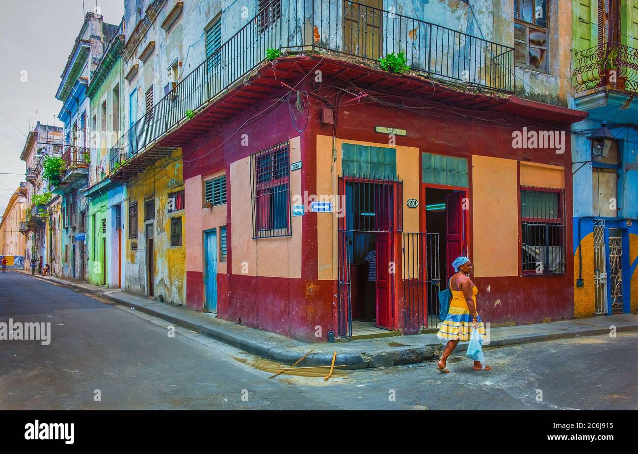 Havana, Cuba, luglio 2019, donna che cammina in un negozio di alimentari all'angolo di Calle Muralla & Cuba nella parte più antica della città Foto Stock