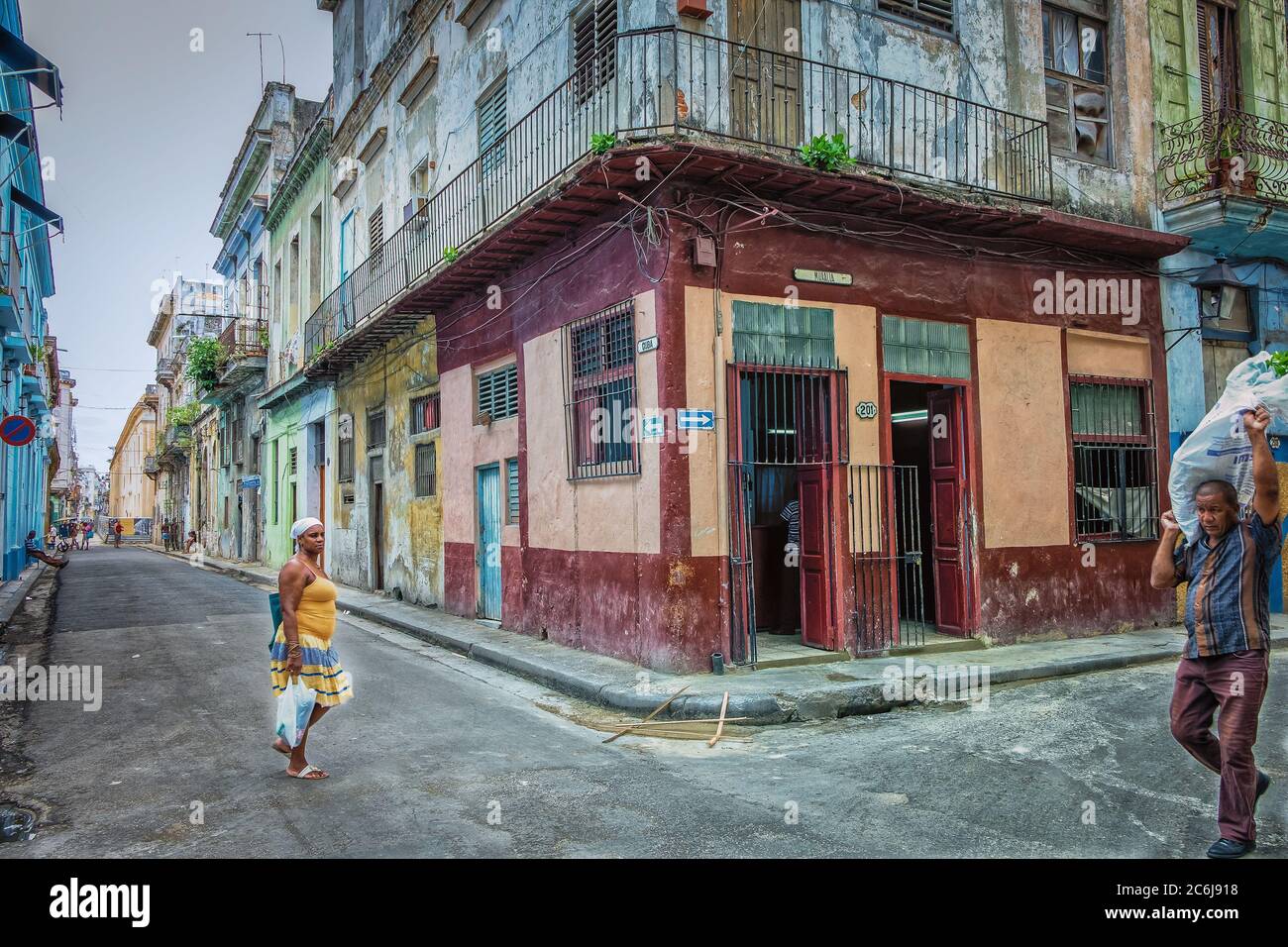 L'Avana, Cuba, luglio 2019, scena urbana presso un negozio di alimentari all'angolo di Calle Muralla & Cuba nella parte più antica della città Foto Stock