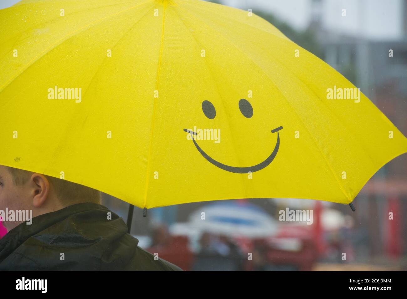 Stralsund, Germania. 10 luglio 2020. Un uomo con ombrello cammina nel porto di Stralsund. La pioggia continua determina il tempo nel Mar Baltico. Credit: Jens Büttner/dpa/Alamy Live News Foto Stock