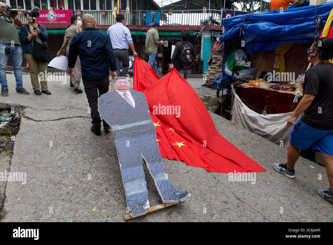 Dharamshala, India. 10 luglio 2020. I membri dei giovani del congresso tibetano trascinano la bandiera cinese e la segnalazione del presidente cinese Xi Jinping durante la protesta di strada per boicottare le merci cinesi a Mcleodganj, Dharamshala. (Foto di Shailesh Bhatnagar/Pacific Press) Credit: Pacific Press Agency/Alamy Live News Foto Stock