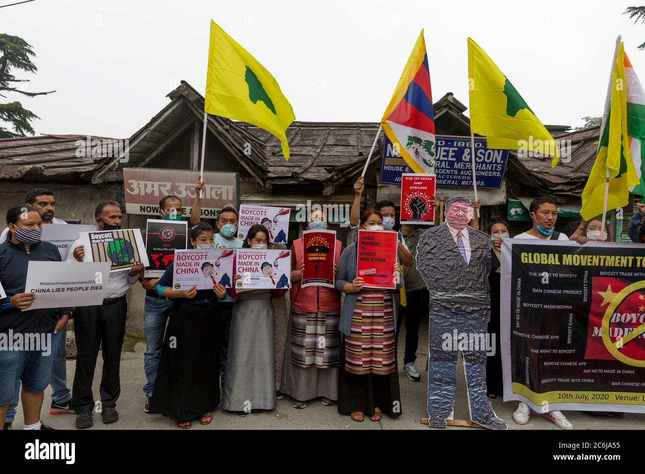 Dharamshala, India. 10 luglio 2020. I giovani membri del congresso tibetano partecipano durante la protesta di strada per boicottare le merci cinesi a Mcleodganj, Dharamshala. (Foto di Shailesh Bhatnagar/Pacific Press) Credit: Pacific Press Agency/Alamy Live News Foto Stock