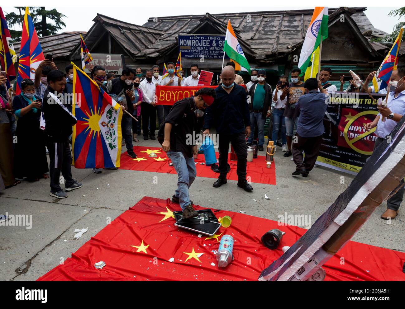 Dharamshala, India. 10 luglio 2020. I membri dei giovani del congresso tibetano che rompono i beni cinesi durante la protesta di strada per boicottare i beni cinesi a Mcleodganj, Dharamshala. (Foto di Shailesh Bhatnagar/Pacific Press) Credit: Pacific Press Agency/Alamy Live News Foto Stock