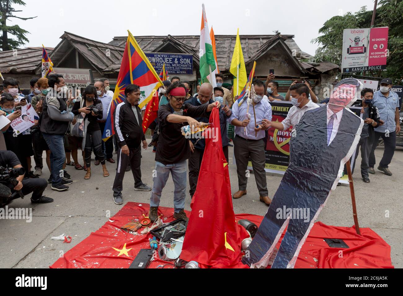 Dharamshala, India. 10 luglio 2020. I membri del congresso tibetano che bruciano i beni cinesi durante la protesta di strada per boicottare i beni cinesi a Mcleodganj, Dharamshala. (Foto di Shailesh Bhatnagar/Pacific Press) Credit: Pacific Press Agency/Alamy Live News Foto Stock