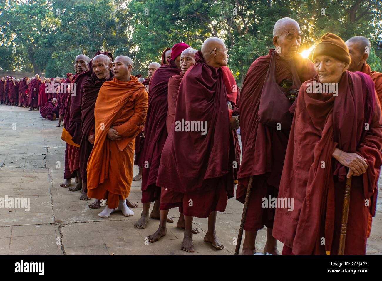 Bagan/Myanmar - Gennaio 19,2019: I monaci si schierano per onorare i pellegrini che hanno donato loro elemosine durante la festa annuale del Monastero di Ananda Foto Stock