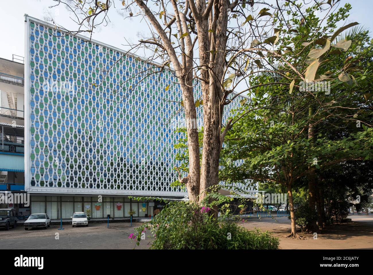 Parzialmente oscurato dagli alberi, vista dell'elevazione nord che mostra pannelli di cemento a forma di bara. Università di Medicina (Rangoon College of Engineering), Y Foto Stock Parzialmente oscurato dagli alberi, vista dell'elevazione nord che mostra pannelli di cemento a forma di bara. Università di Medicina (Rangoon College of Engineering), Y Foto Stock