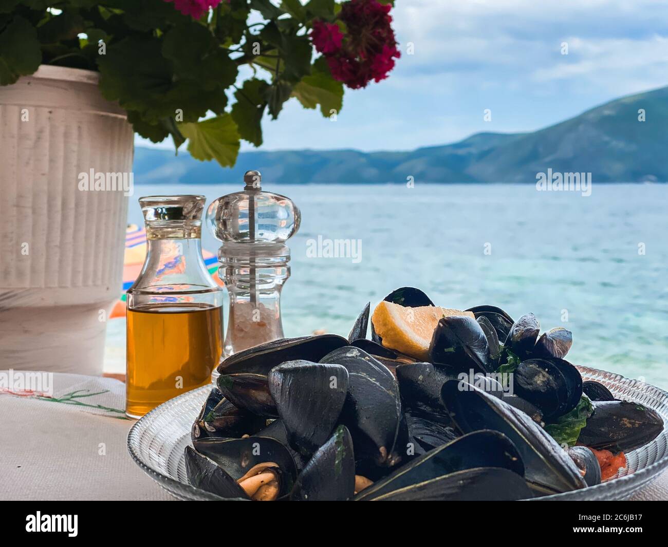 Cucina mediterranea albanese cozze fresche su un tavolo. Ristorante con vista mare Foto Stock