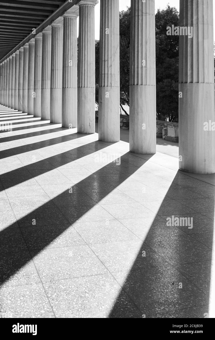 Prospettiva delle colonne greche classiche, Atene, Grecia. Fotografia architettonica in bianco e nero Foto Stock