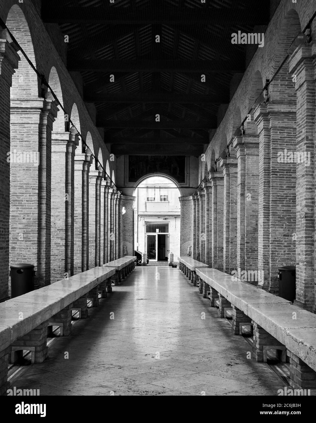 Vecchio mercato del pesce a Rimini, Italia. Simmetria e prospettiva. Fotografia architettonica in bianco e nero Foto Stock