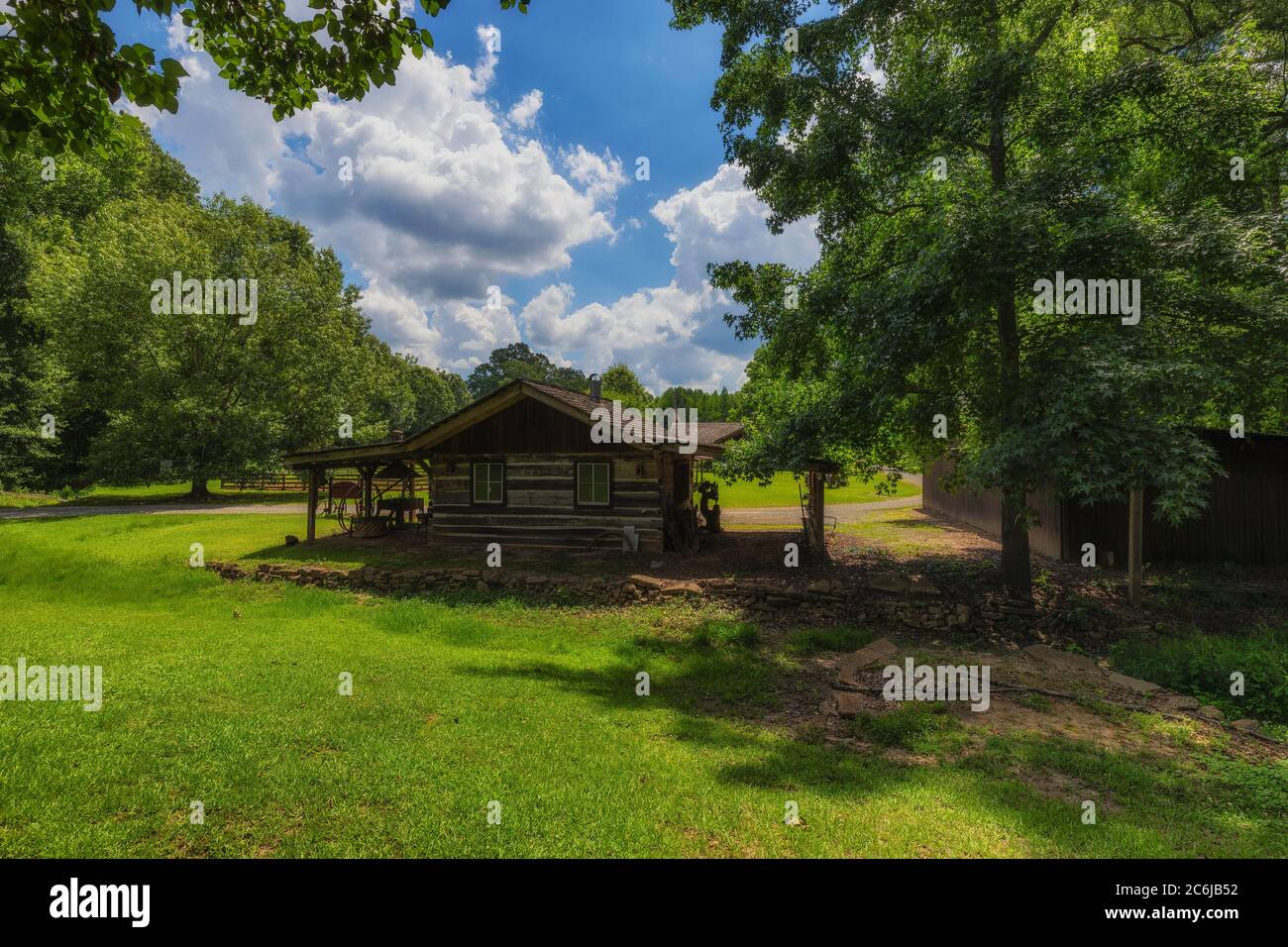 Campo Francese, Mississippi, USA - 18 Giugno 2020: Vecchio edificio Blacksmith presso la French Camp Academy, lungo la Natchez Trace Parkway Foto Stock