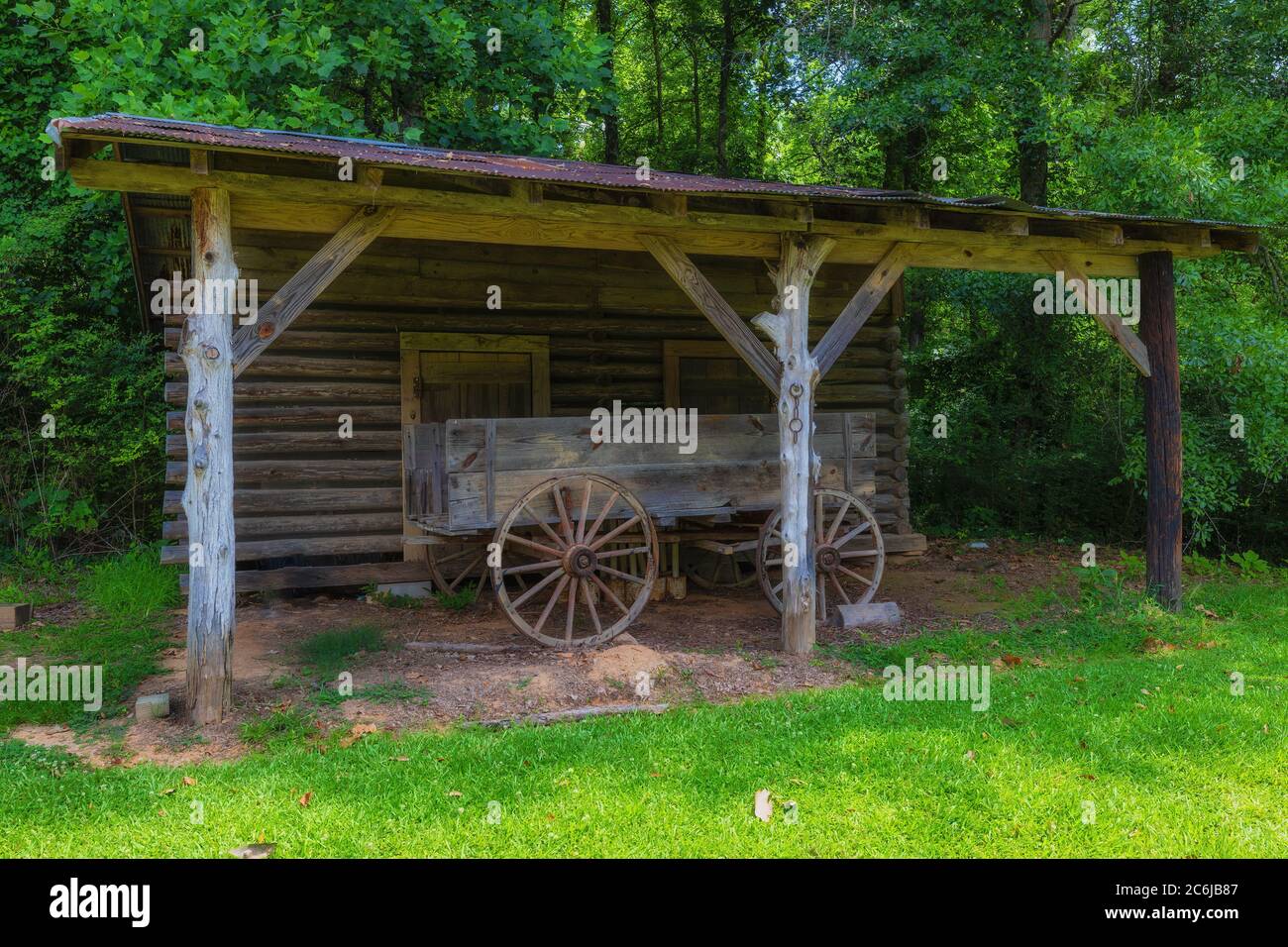 Campo Francese, Mississippi, USA - 18 Giugno 2020: Log out edificio con un vecchio carro . Foto Stock