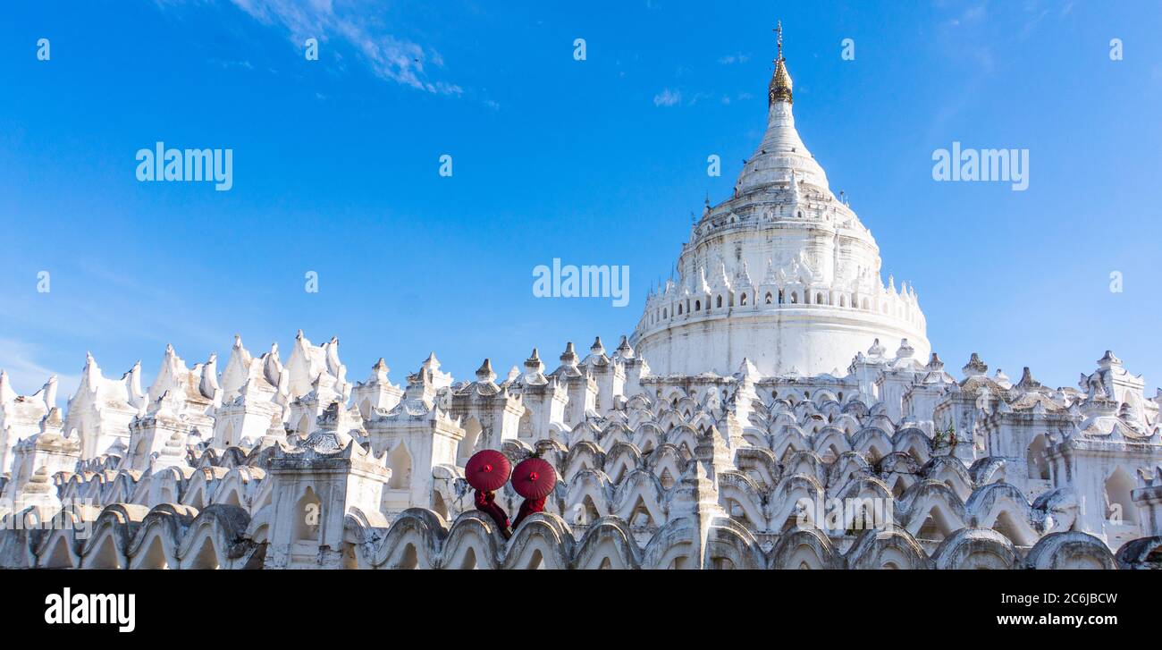 Monaci novizi al tempio bianco Hsinbyume, Mandalay, Myanmar Foto Stock