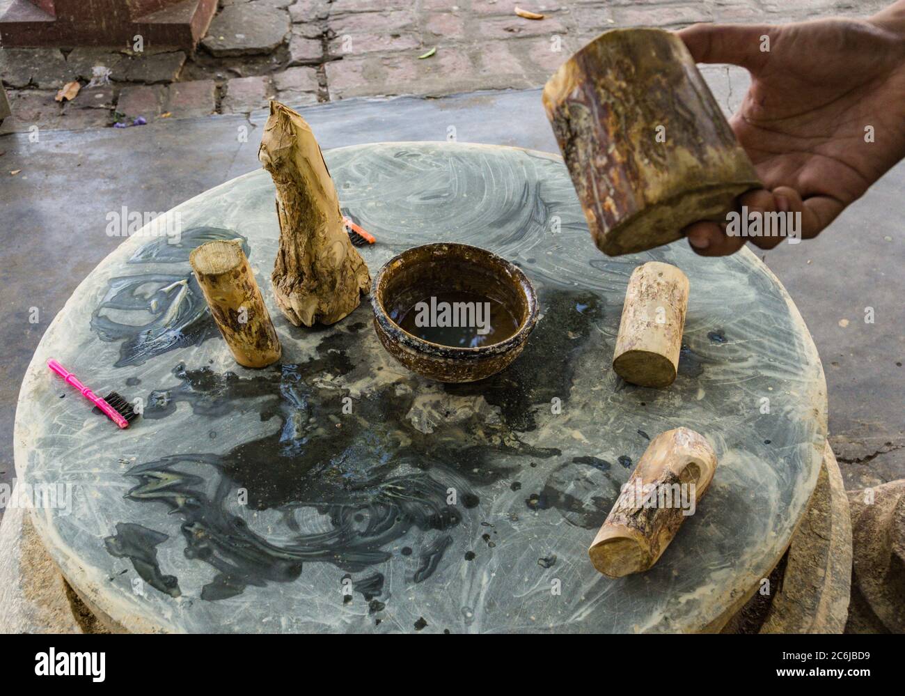 Grande pietra piatta usata per strofinare i gambi di legno di Thanaka con acqua per fare la crema popolare birmana gialla viso Foto Stock