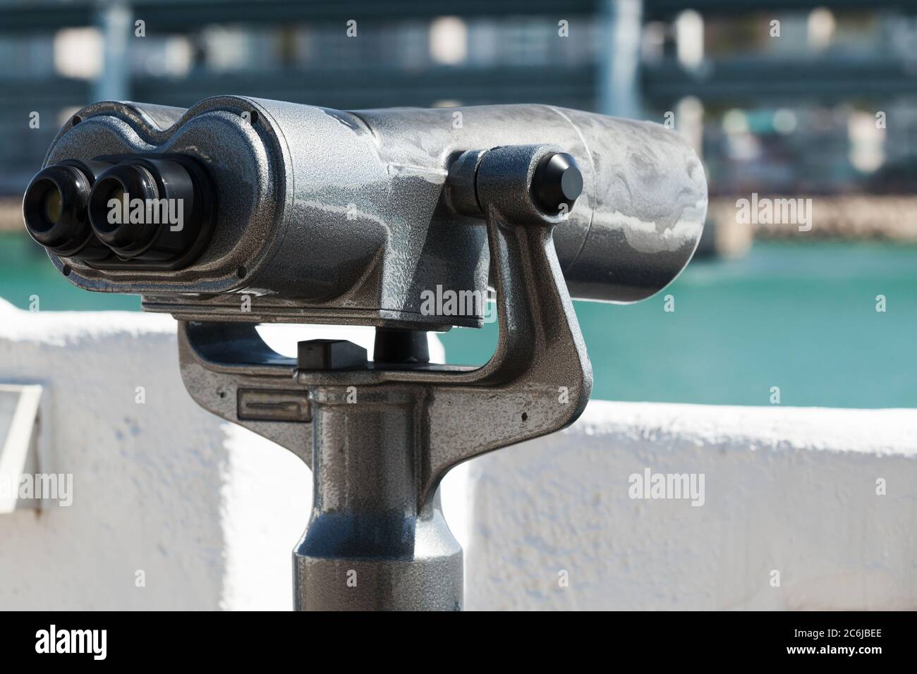 Telescopio binoculare turistico su base rotante. Primo piano con messa a fuoco selettiva Foto Stock