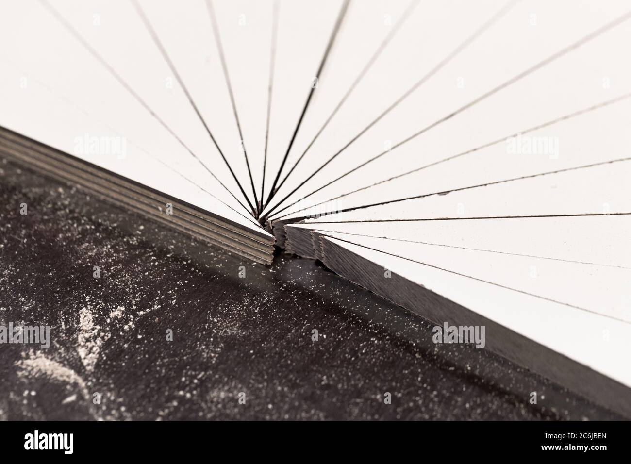 Composizione astratta di settori di testo bianco. Questo è un materiale composito stratificato a base di tessuto da fibre e un legante polimerico Foto Stock