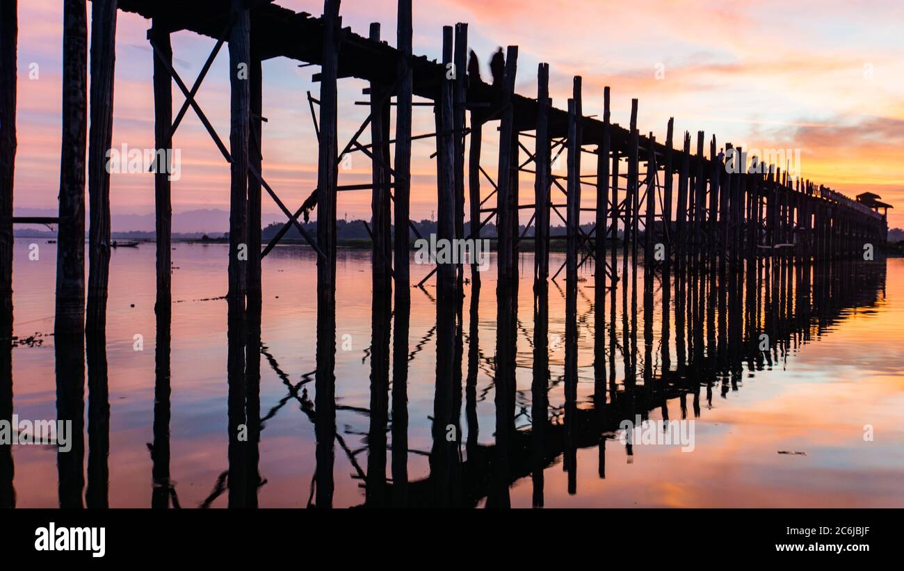 Prima dell'alba, l'iconico Ponte U-Bein, il ponte a piedi in teak più lungo attraversa il lago poco profondo che si riflette sul lago, Myanmar, Birmania Foto Stock