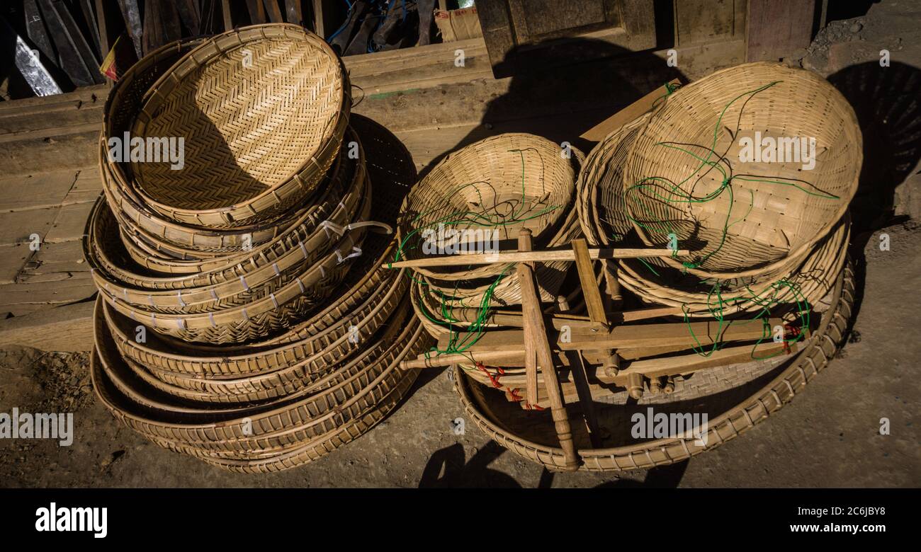 Cestini impilati in pile in un mercato birmano nello Stato del Chin in Myanmar Foto Stock
