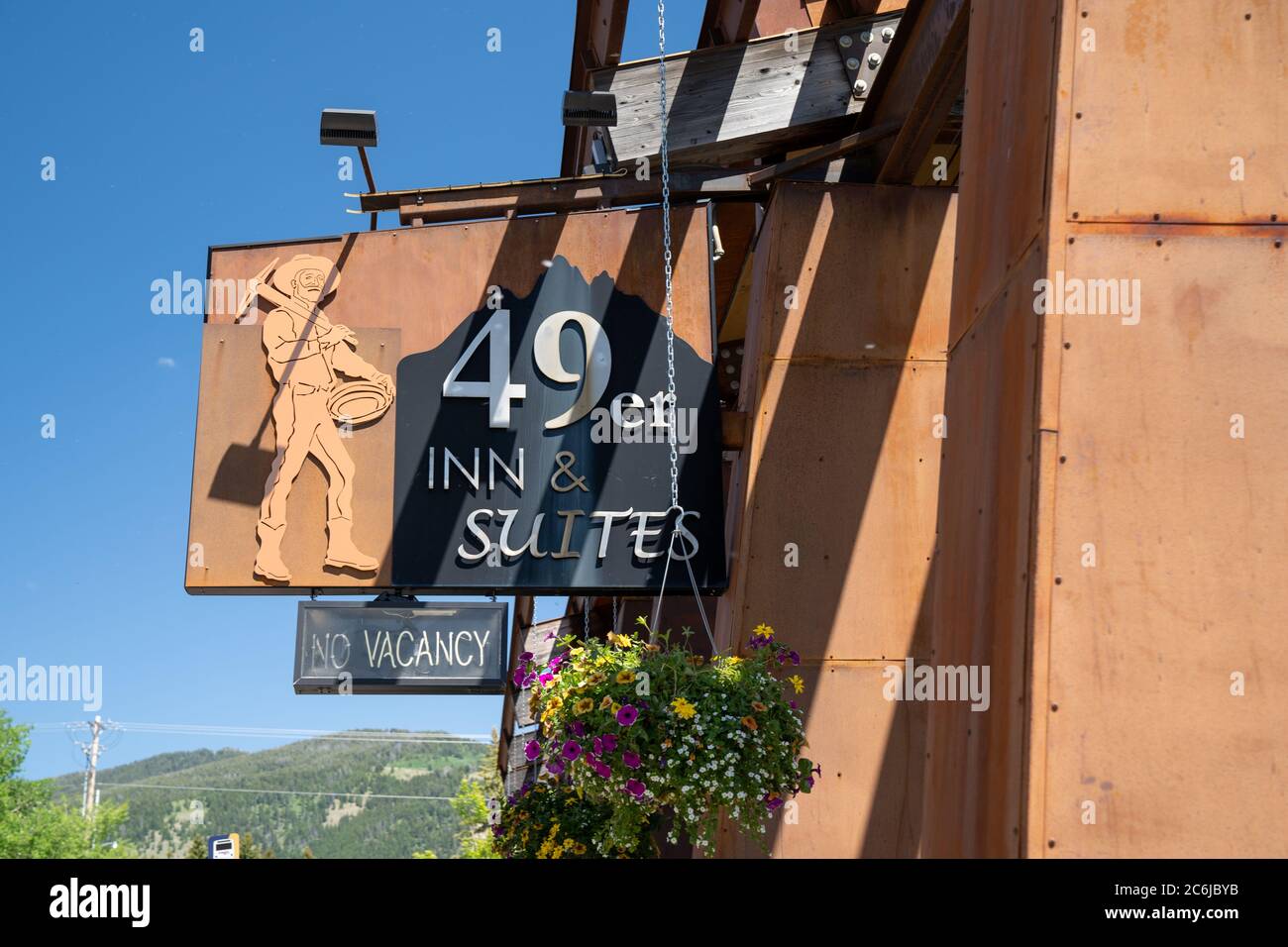 Jackson, Wyoming - Junen 26, 2020: Cartello per il 49er Inn and Suites, un hotel situato nel centro di Jackson Hole Foto Stock