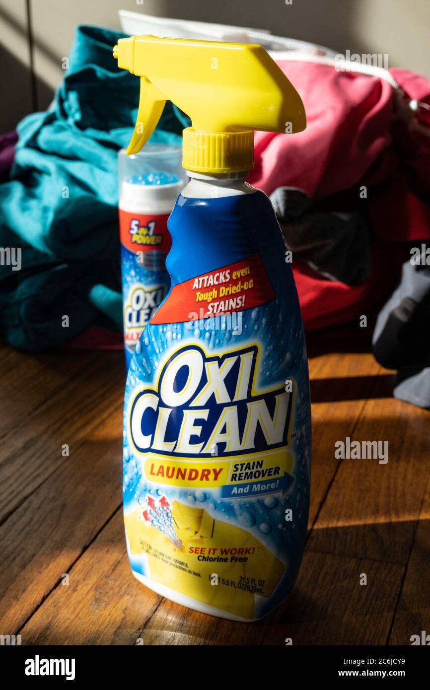 Bottiglia per smacchiatore per bucato OxiClean con stack di vestiti  sporchi, USA Foto stock - Alamy