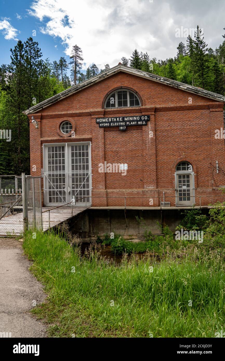 Piombo, South Dakota - 22 giugno 2020: Esterno in mattoni della storica fabbrica elettrica Homestake Mining Company situata nel Canyon di Spearfish Foto Stock