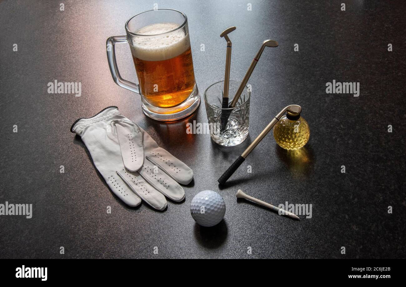 Concludi una partita a golf al 19° foro con una pinta di birra e una punta di whisky Foto Stock