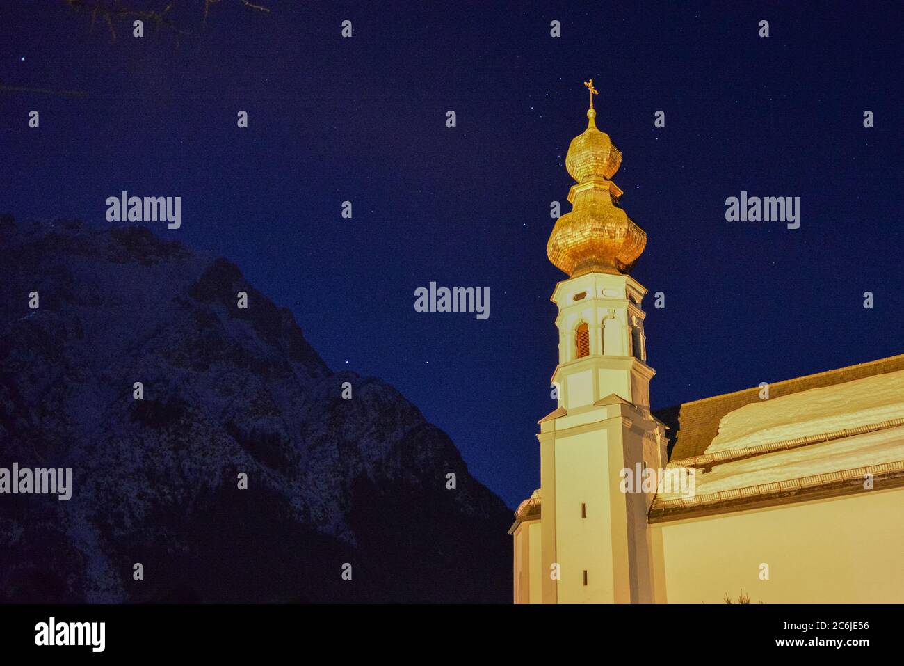 Sopra le Alpi Bavaresi, di notte, Chiesa di San Nicola, Mittenwald, Germania Foto Stock