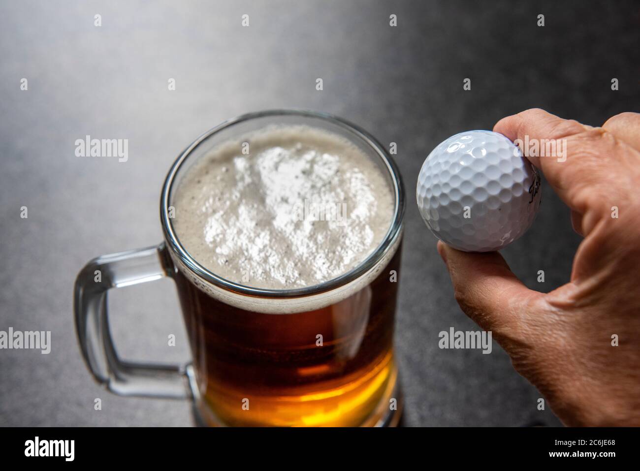I golfisti festeggiano il 19° foro con una pinta di birra Foto Stock