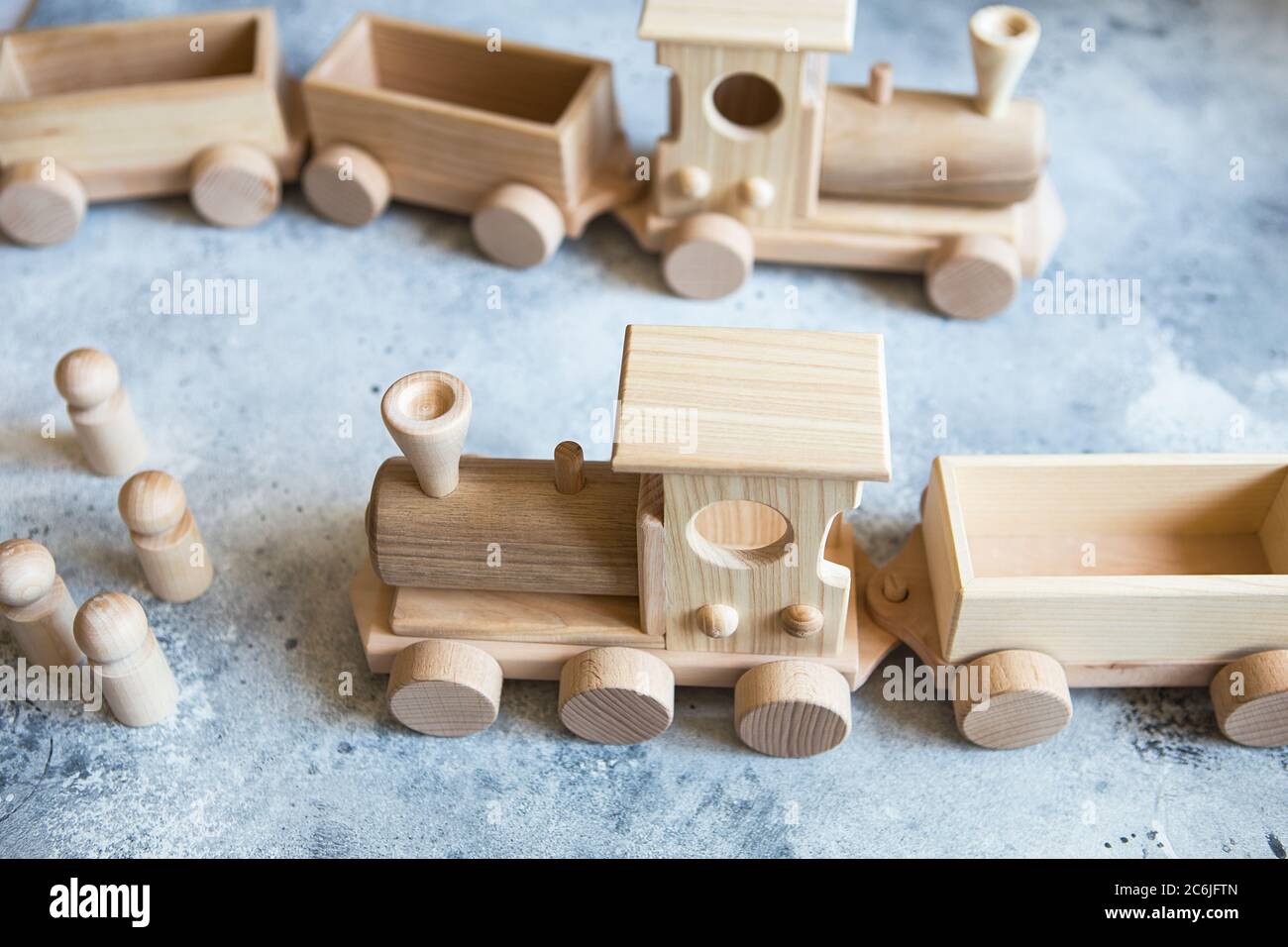 Giocattoli di legno per bambini. Treno in legno per bambini con carri. Set per costruzioni in legno naturale. Attrezzature didattiche. Locomotiva in legno per bambini con var Foto Stock