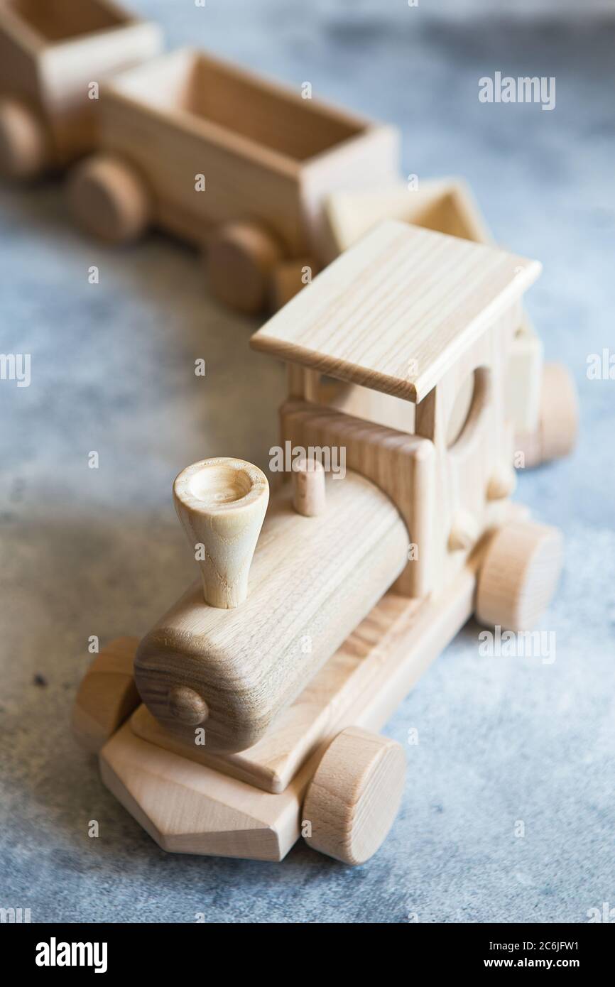 Giocattoli di legno per bambini. Treno in legno per bambini con carri. Set per costruzioni in legno naturale. Attrezzature didattiche. Locomotiva in legno per bambini con var Foto Stock