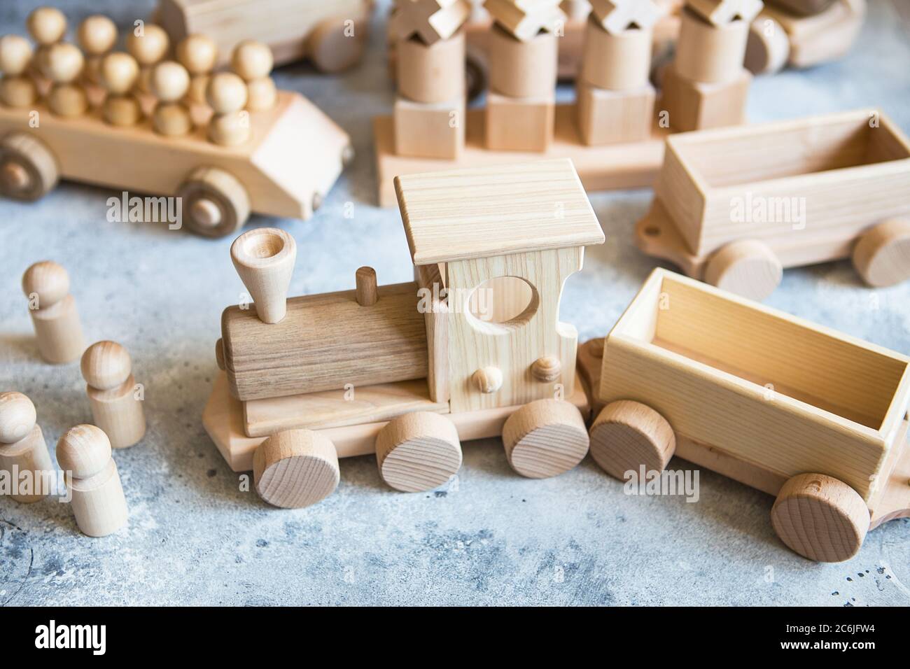 Giocattoli di legno per bambini. Treno in legno per bambini con vagoni e  auto. Set per costruzioni in legno naturale. Attrezzature didattiche Foto  stock - Alamy