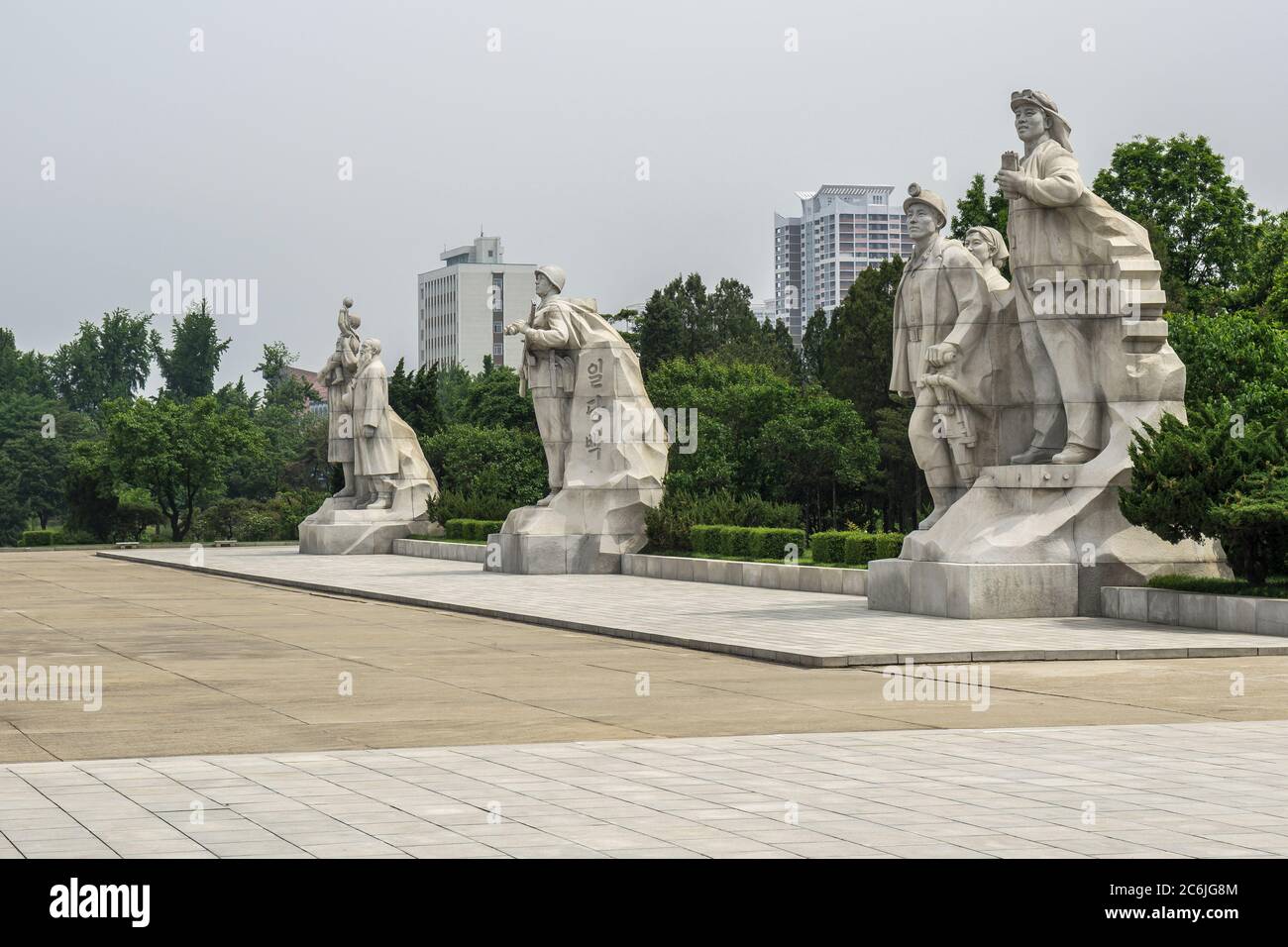 Gruppo di enormi sculture su entrambi i lati della Torre di Juche, Pyongyang, Corea del Nord Foto Stock