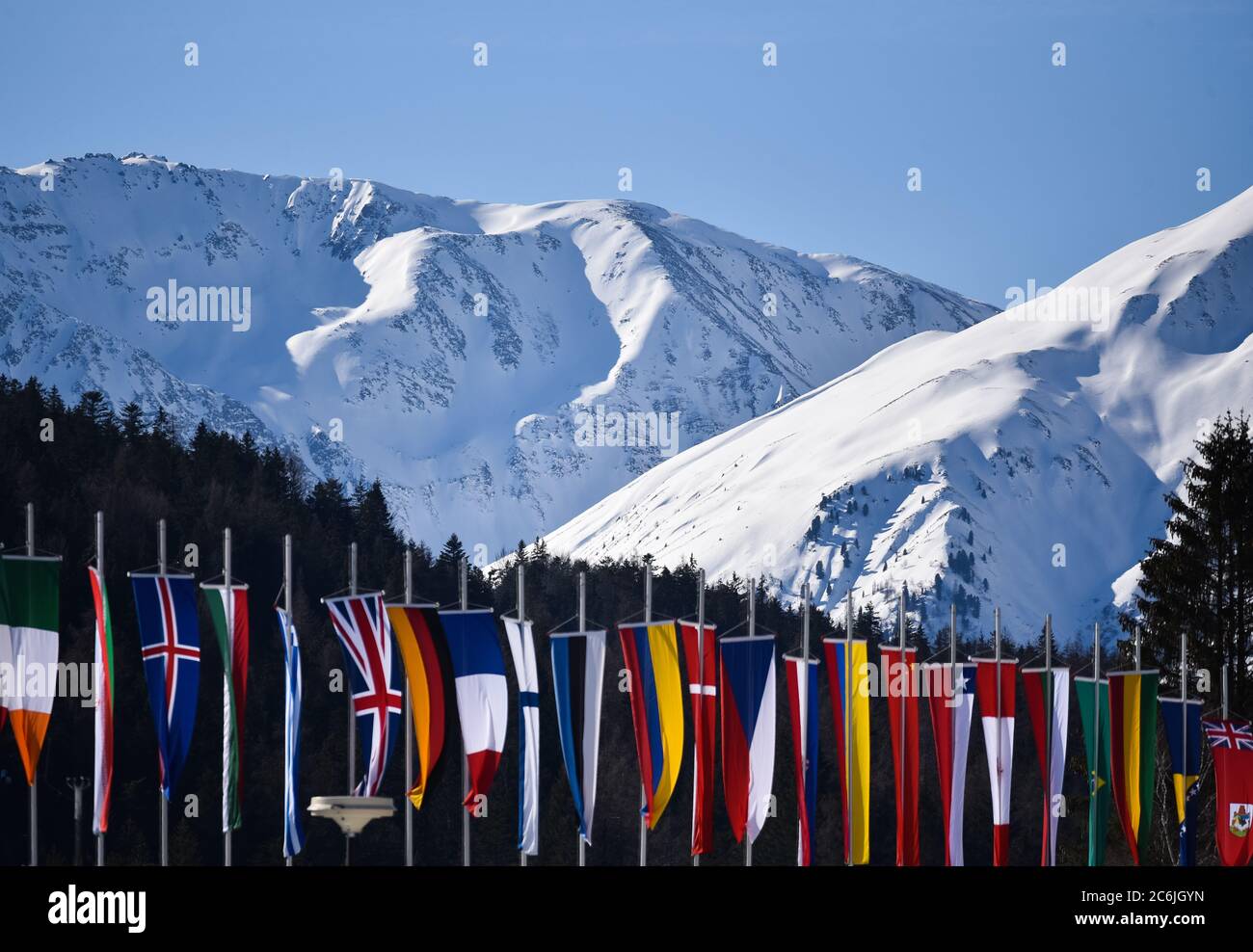 Bandiere nazionali ai Campionati mondiali di sci nordico FIS 2019, Seefeld, Austria. Foto Stock